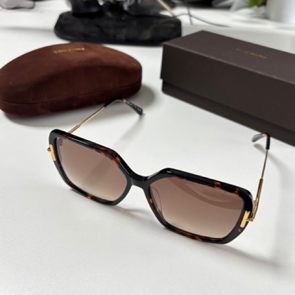 Tom Ford Other - TOM FORD fashionable sunglasses